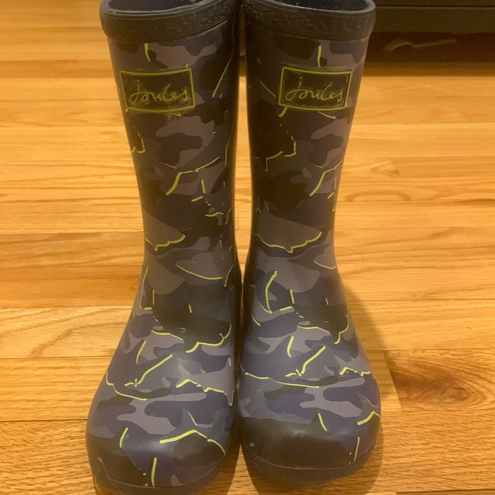 CAMO SHARKS design. Joules brand CHILDREN rain boots. UK SIZE 12/US SIZE 13.